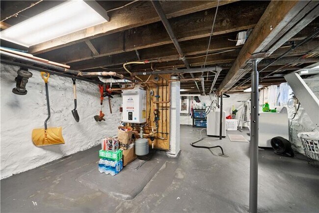 Building Photo - 3 bedroom 1 bath - What a View! - 3-bedroo...