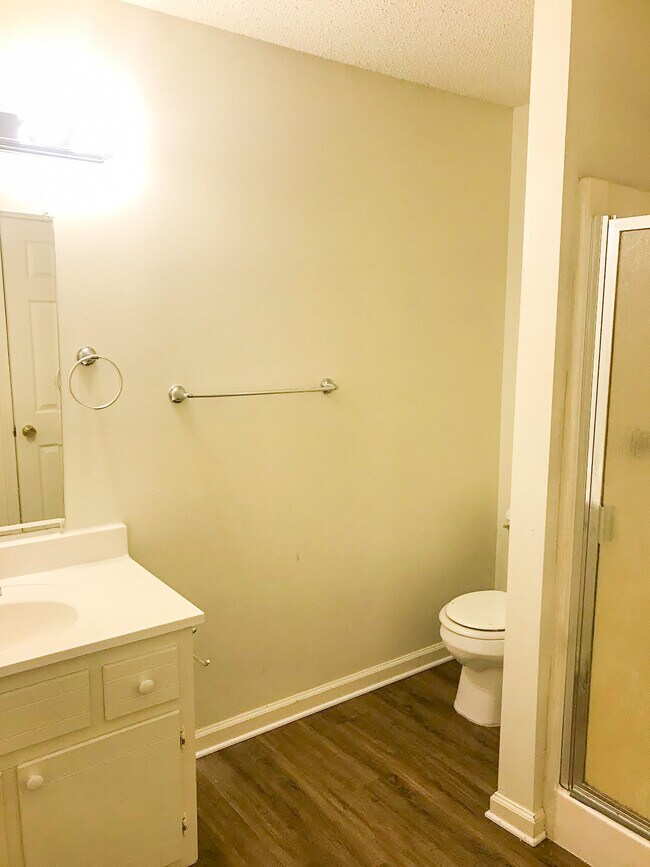 Building Photo - 1000 N Red St