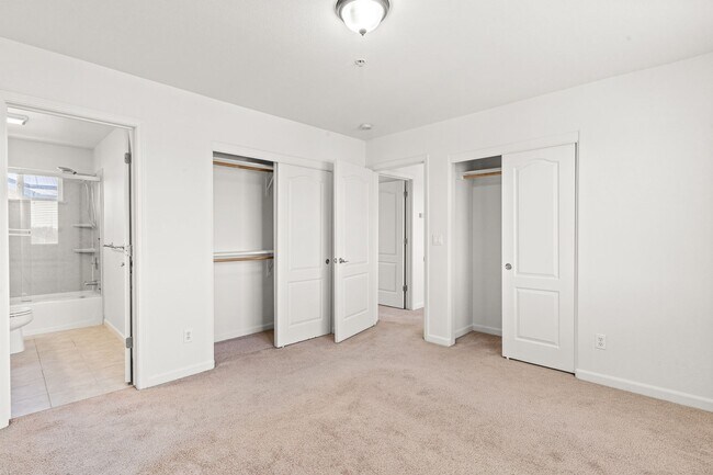 Building Photo - Spacious 2 Bed, 2.5 Bath Townhouse in Gate...