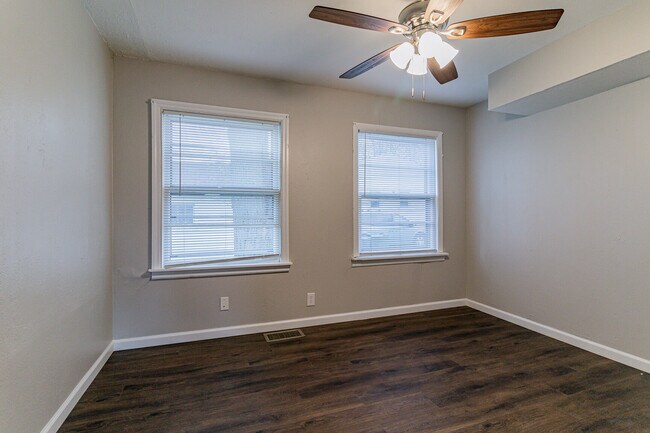 Building Photo - 210 S Victor St