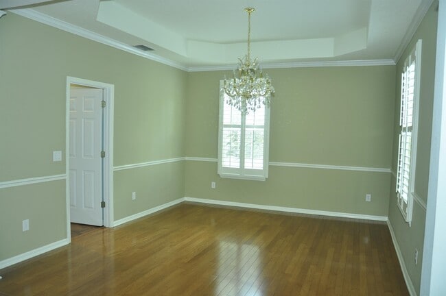 Building Photo - 607 Nadina Pl