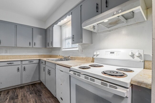 Building Photo - Spacious Belton Duplex with Full Basement—Great Location!