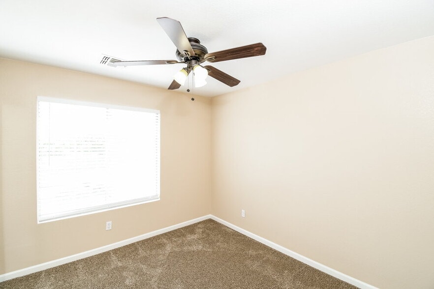 Building Photo - 810 E Rossi Ct
