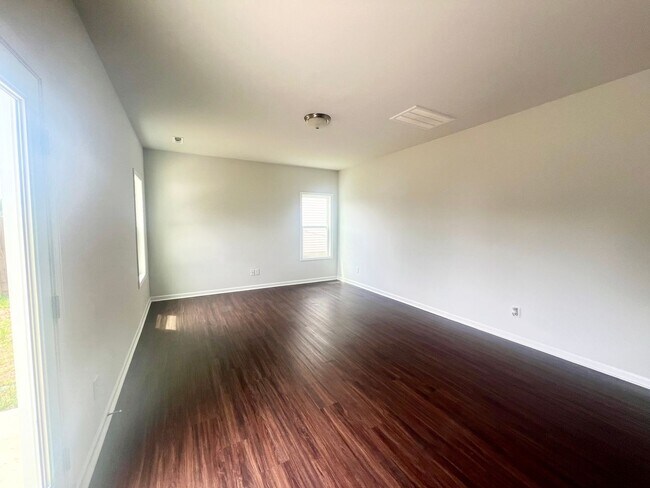 Building Photo - Welcome Home! 4BR/2.5BA in Manning Crossing – Elon