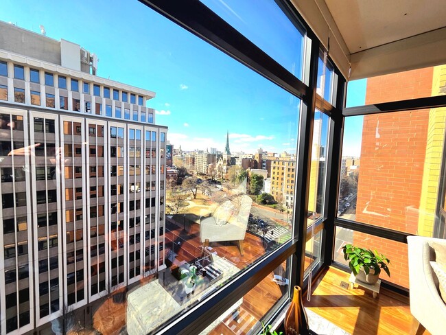 Building Photo - Stunning 1 BR + Den/1 BA Condo in Downtown!