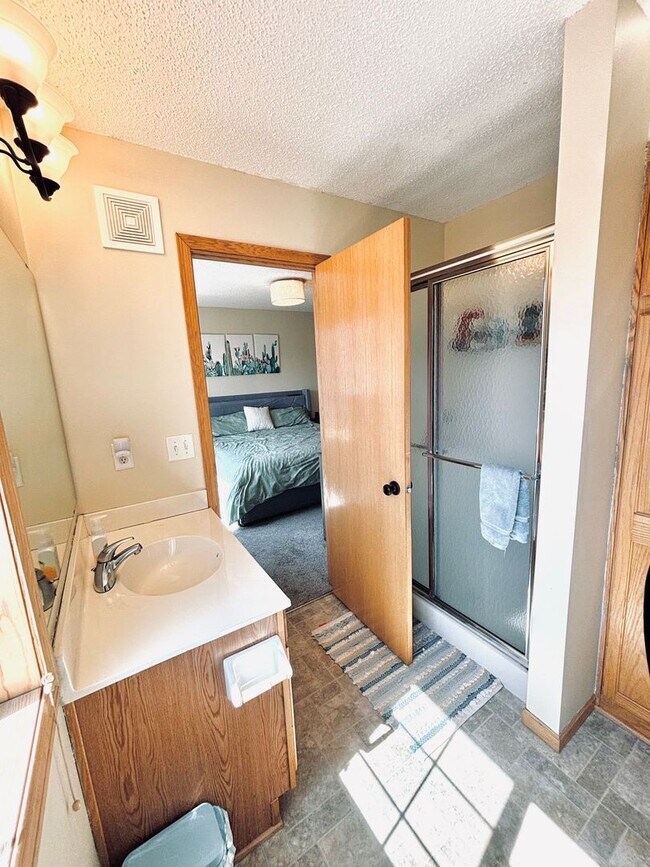 Building Photo - Updated 3bed 3bath End Unit Townhome w’Great Views