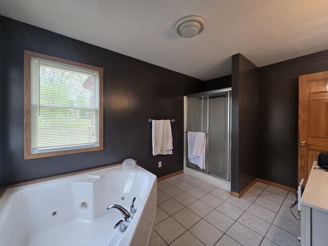 Building Photo - 9444 Windsong Ln