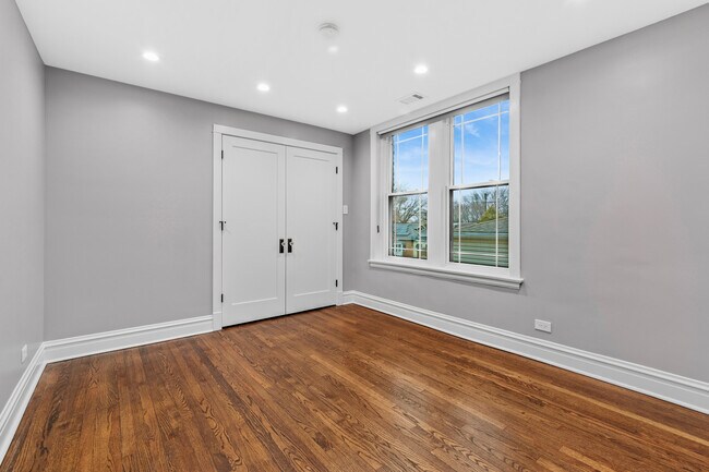 Building Photo - 4932 N Ridgeway Ave