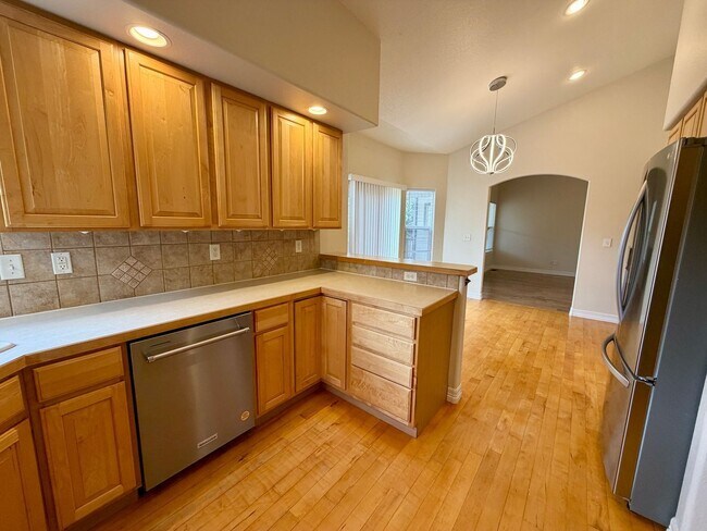 Building Photo - 625 Red Tail Dr