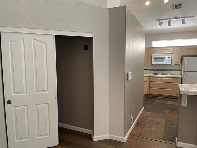 Building Photo - Charming 3-Bedroom Home Backing to Greenway with Golf Course Access