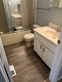 Full Bath Upstairs - 33 Park Charles Boulevard South