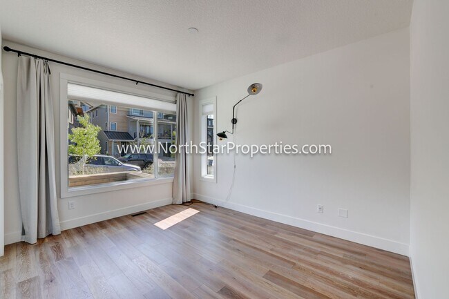 Building Photo - 2542 NW Marken St