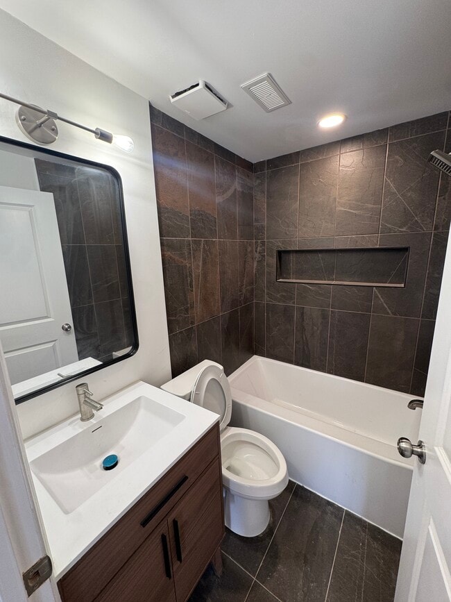 Building Photo - 839 S Jackson St