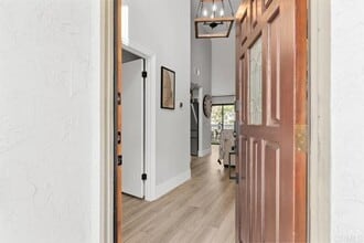 Building Photo - 528 Via De La Valle