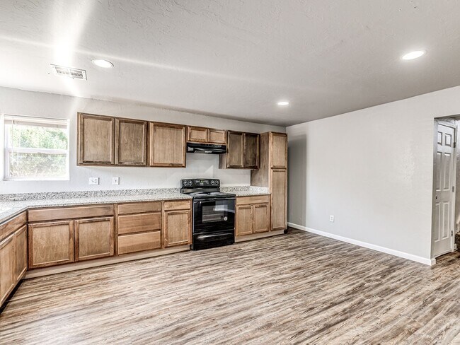 Building Photo - Charming Home + Balcony + Centrally Located in OKC + 3 bedrooms
