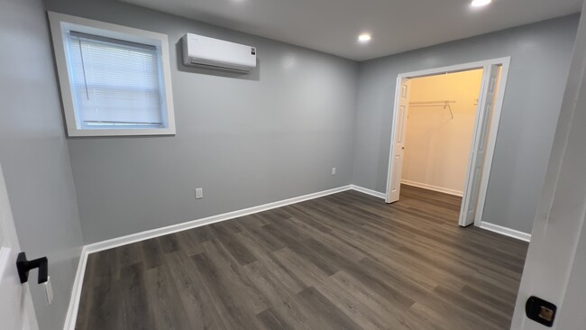 Building Photo - 2 Bedroom 1 Bath Basement Apt (Free Utilit...