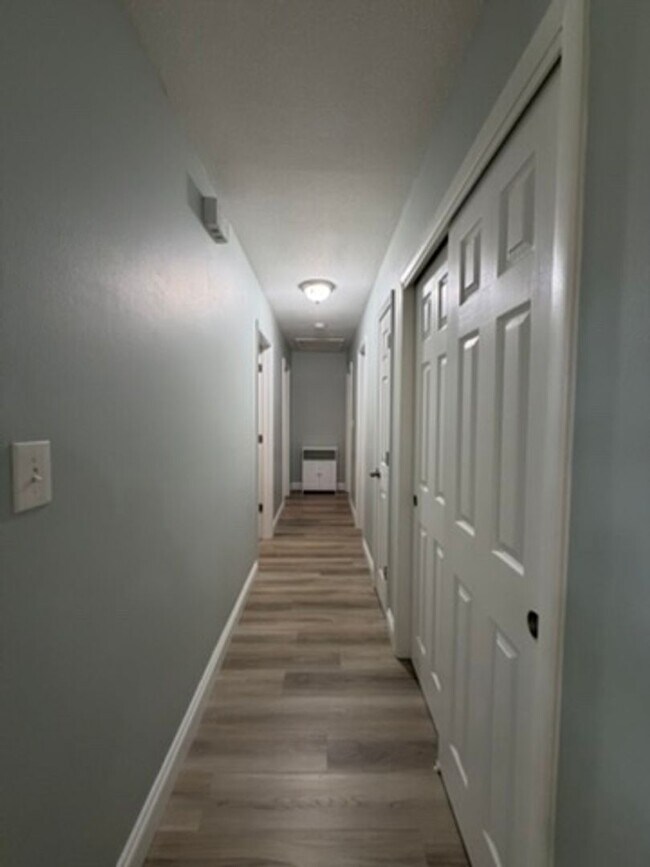 Building Photo - UNFURNISHED, UPDATED 3B/1.5B Home in the Heart of Ft. Walton Beach