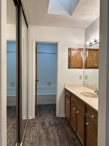 Building Photo - 103 Montego Ct