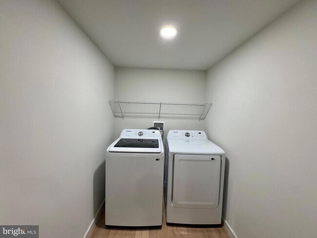 Building Photo - 635 Upland Pl