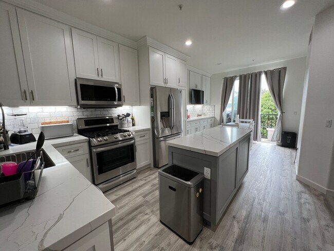 Building Photo - Gorgeous Townhome near Downtown Ventura & Beaches