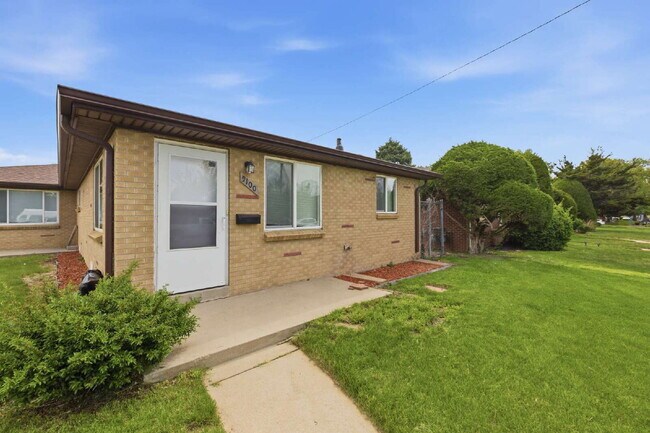 Building Photo - Remodeled 2 Bed 1 Bath in Park Hill!
