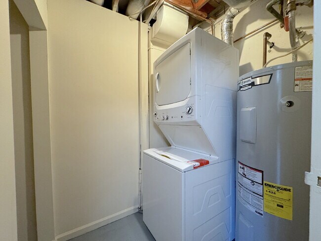 Building Photo - Charming & Spacious Two Bedroom One bathroom Unit