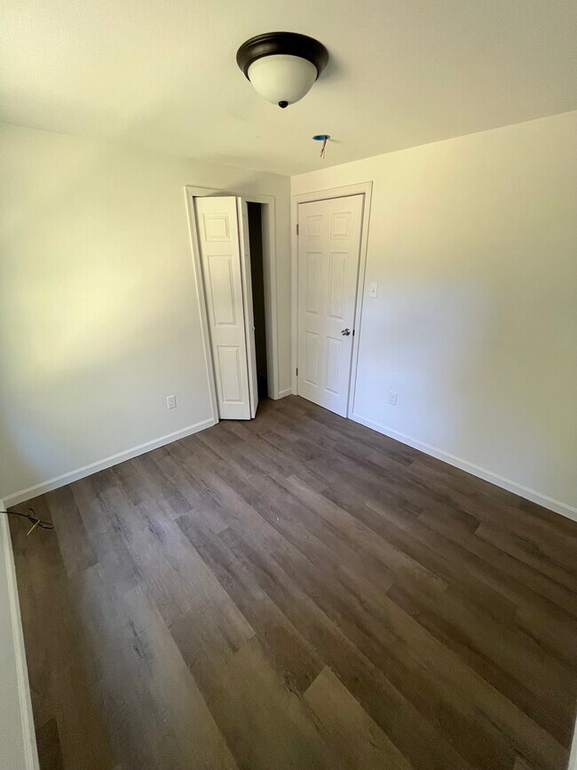 Building Photo - 13 Jason Ct