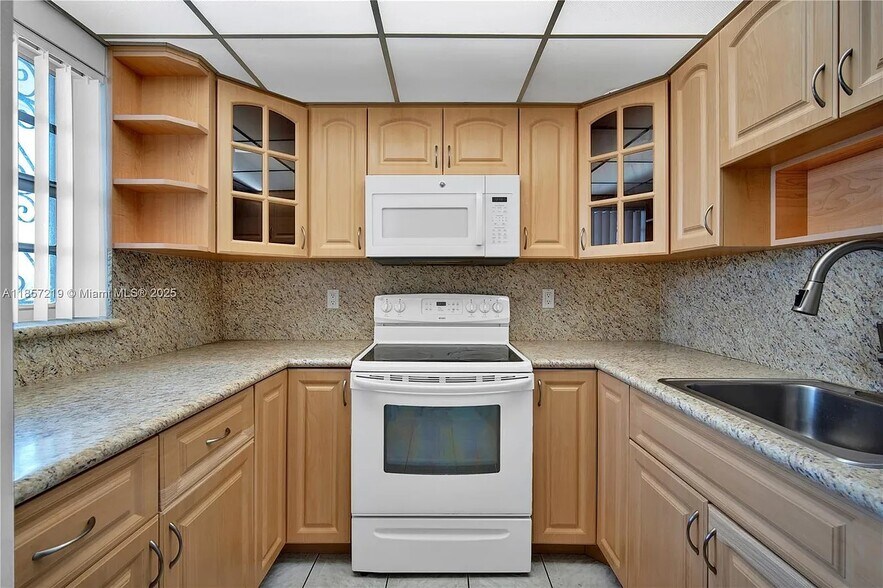 Building Photo - 6825 W Flagler St