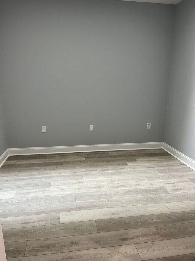 Building Photo - Like new Townhome