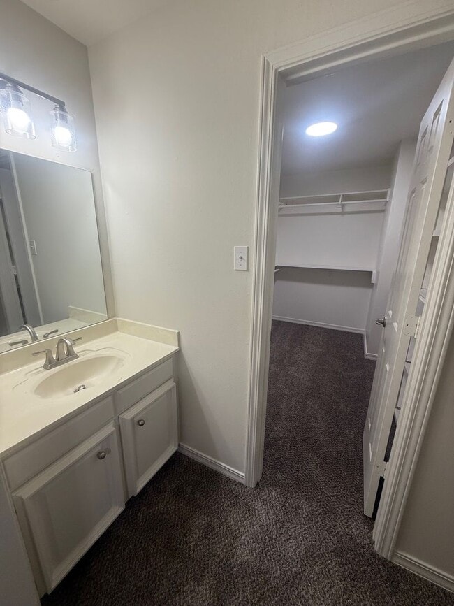 Building Photo - Garden Home