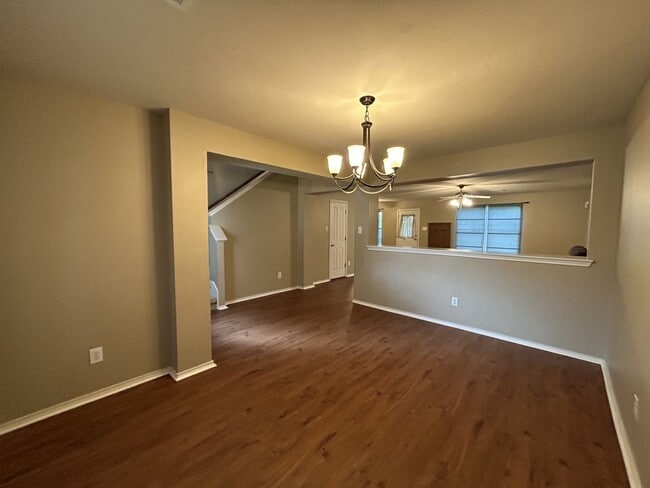 Building Photo - BEAUTIFUL 4 BR/2BTH HOUSE LOCATED IN CIBOL...
