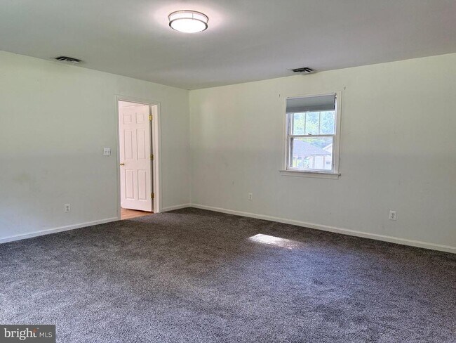 Building Photo - 5865 Websters Way