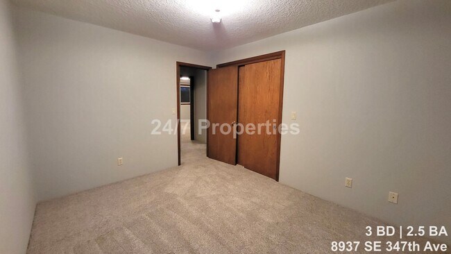 Building Photo - Not-So-Boring Living - 3BD Home with a View of Mt. Hood