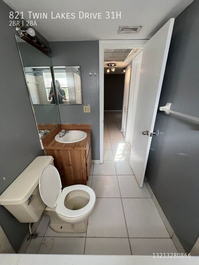 Building Photo - 821 Twin Lakes Dr