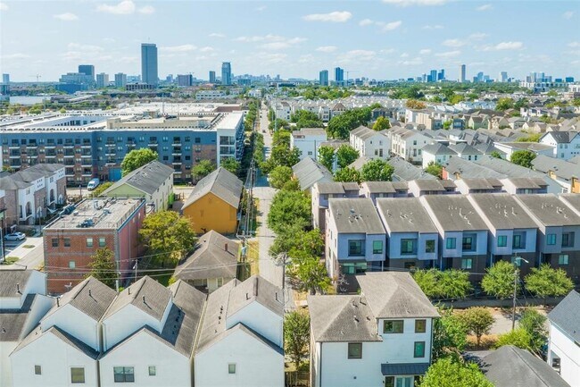 Building Photo - 4106 Marina St