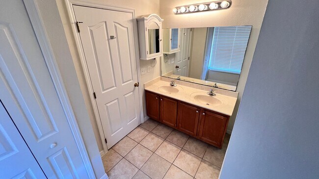 Building Photo - Upgraded Avalon Park 3 Bed/2.5 Bath Townhome!
