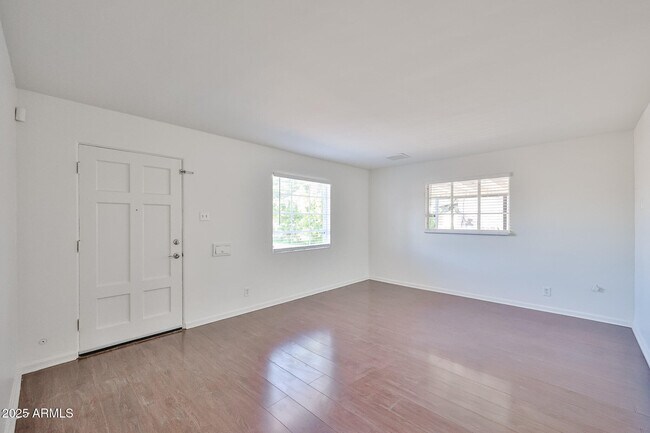 Building Photo - 2221 W Clarendon Ave