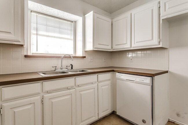 Building Photo - Cute 3 Bedroom 2 Bath 2 Car Garage One Sid...