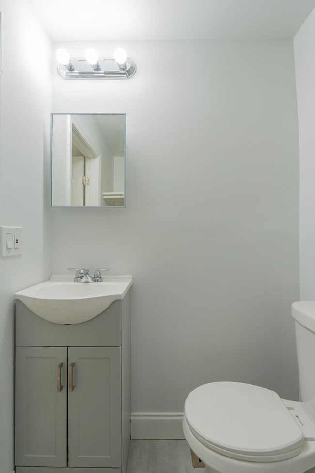 Building Photo - Newly Rehabbed 4 bedroom 2 full bathrooms ...
