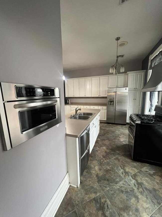 Building Photo - Spacious Loft Living in the Heart of Galen...