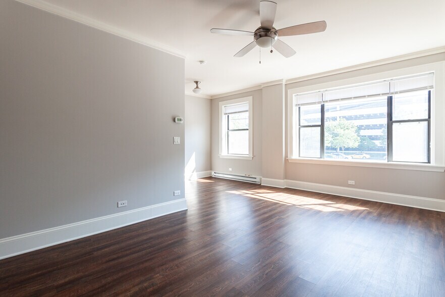 Building Photo - 827 W Lakeside Pl