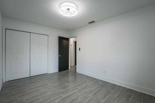 Building Photo - 2009 S Osceola Ave