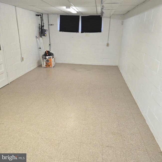 Building Photo - 6624 Chippewa Dr