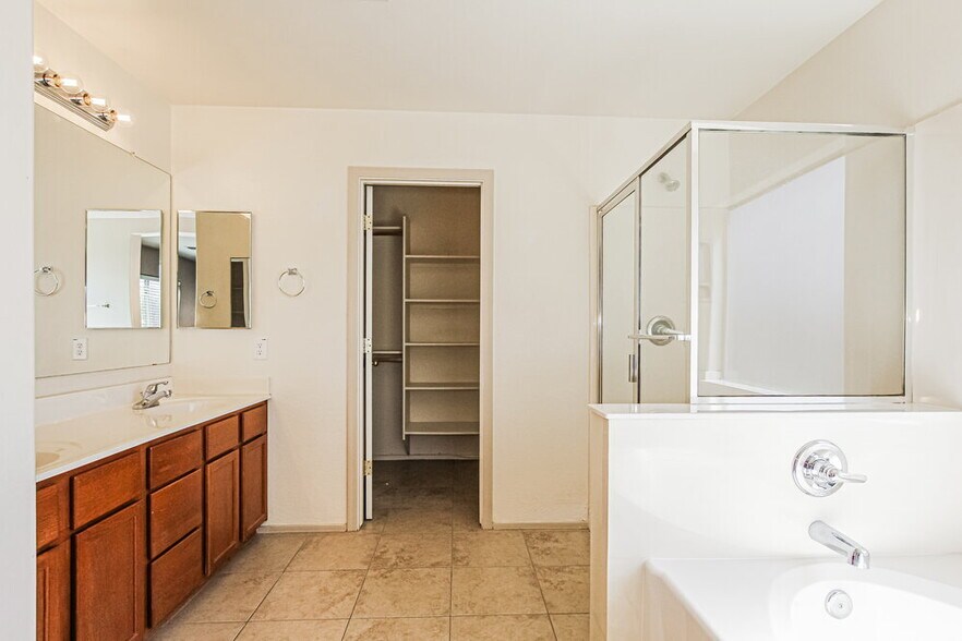 Building Photo - 15445 W Jenan Dr