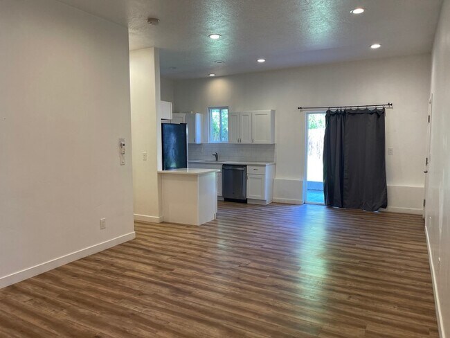 Building Photo - 525 N 300 E