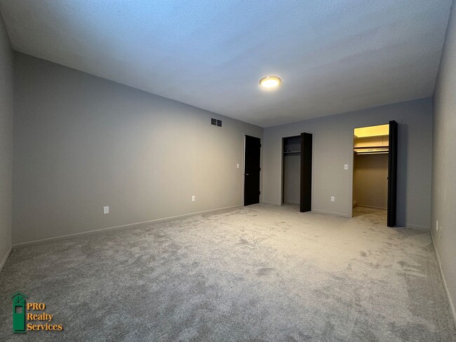 Building Photo - Recently Remodeled 2 Bedroom Townhome