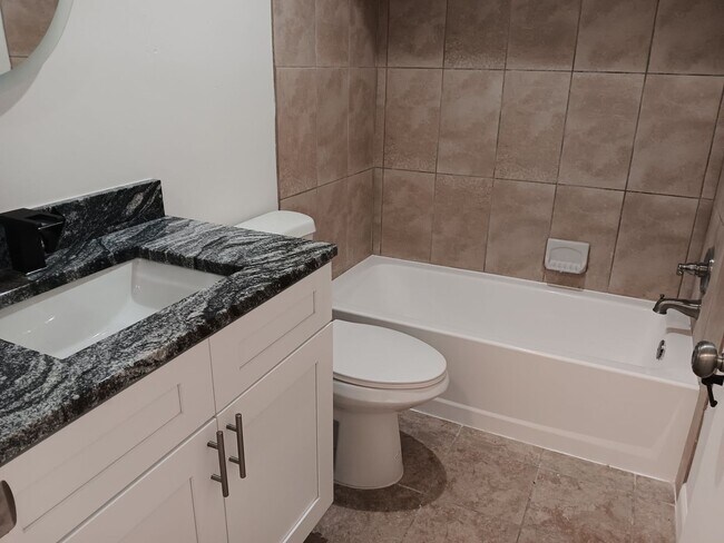 Building Photo - Spacious one-bedroom near Pinellas Trail and Azalea Rec area