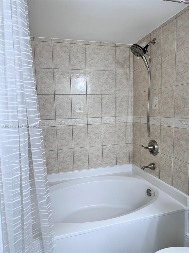 Building Photo - 800 Parkview Dr