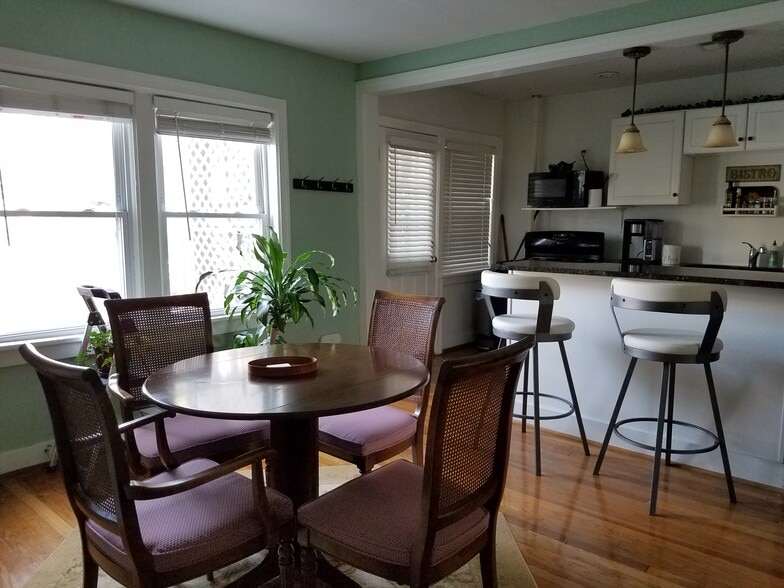 Dining Room & Breakfast Bar - 212 Emanuel Cleaver II Blvd