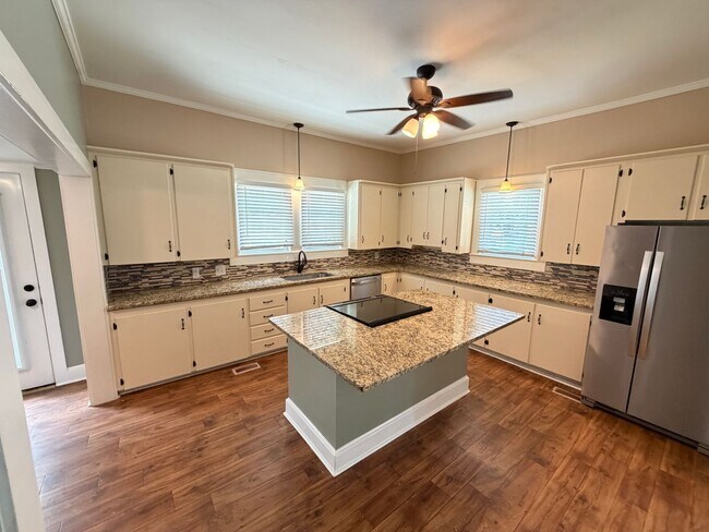 Building Photo - Charming & Spacious 3-Bedroom Home with a Large Fenced Yard!